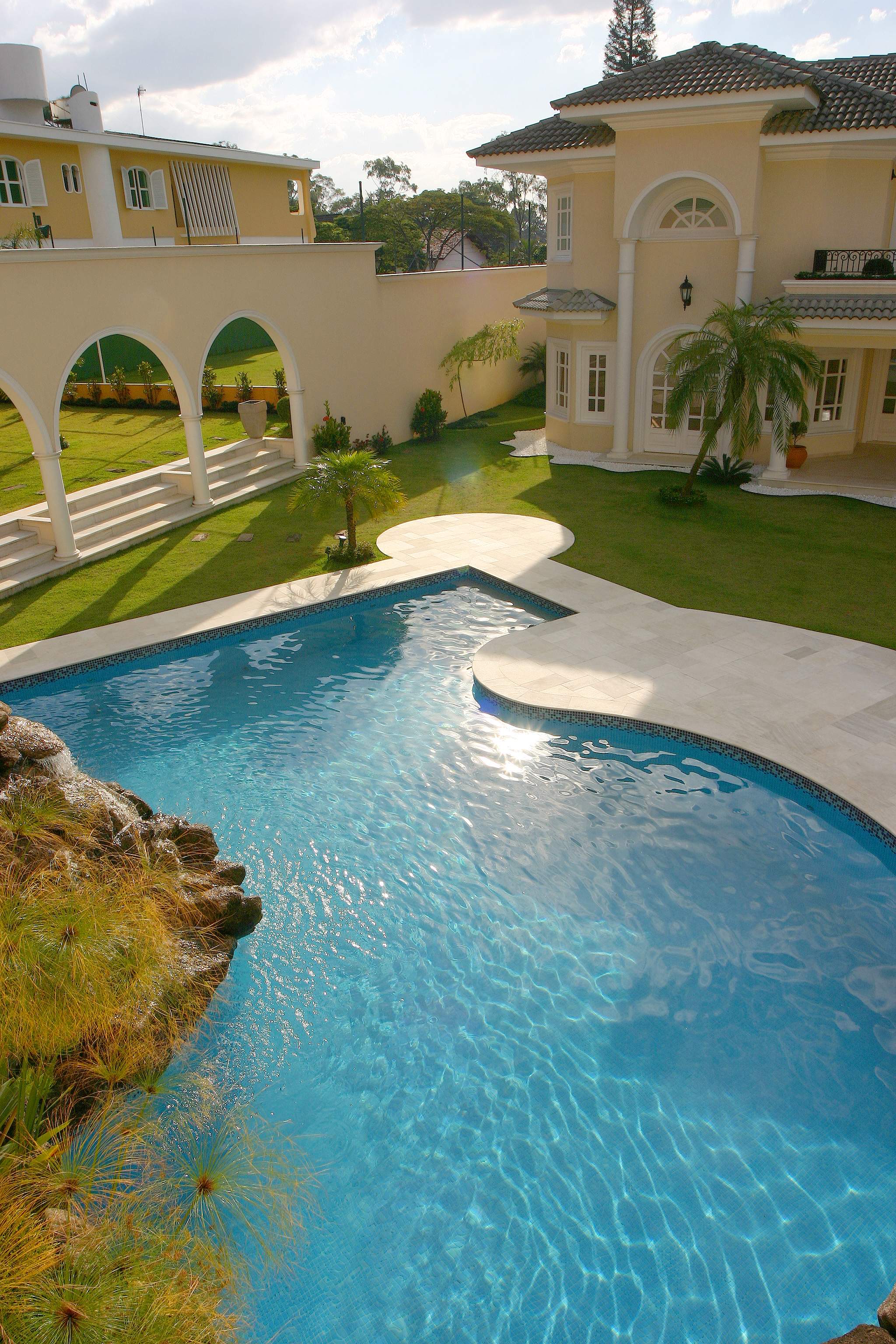 Fachada com piscina (2).jpg