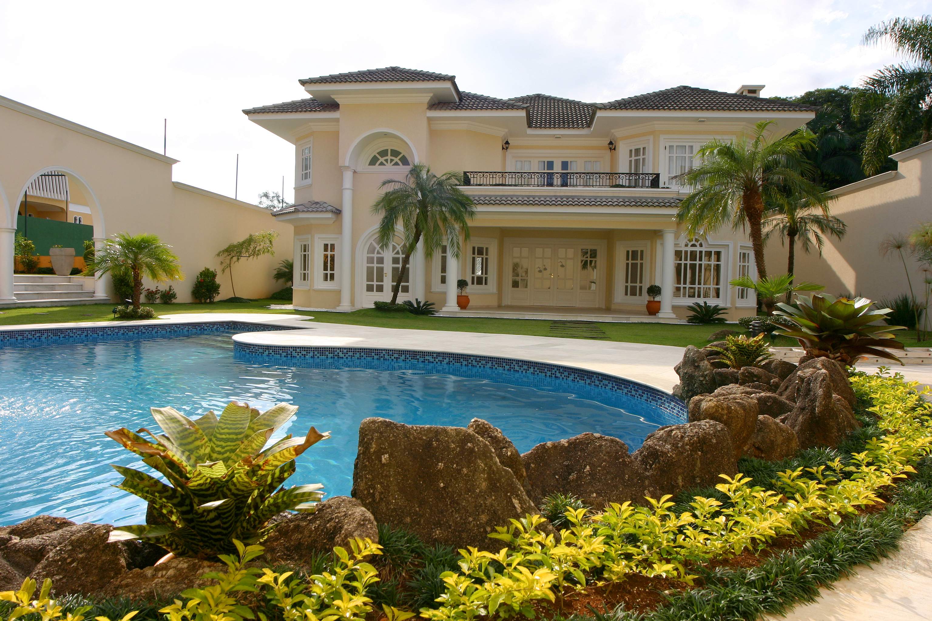 Fachada com piscina (1).jpg